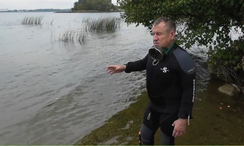 Rimantas Gri&scaron;čenka stovi vietoje, kurioje surado seną luotą
