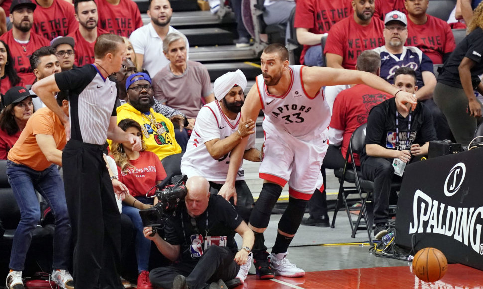 „Toronto Raptors“ krepšininkas M.Gasolis pajuto, ką reiškia arti aikštės sėdintys sirgaliai.