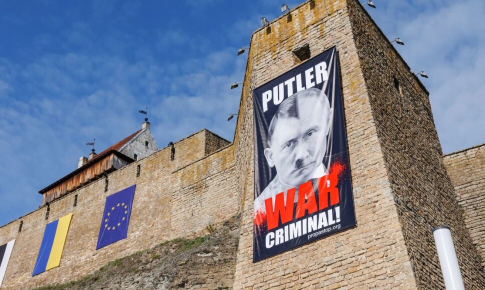 Vladimiras Putinas vaizduojamas kaip Hitleris