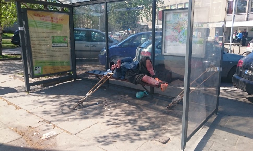 Asocialus asmuo miega ant Kauno autobusų stotelėje įrengto suoliuko