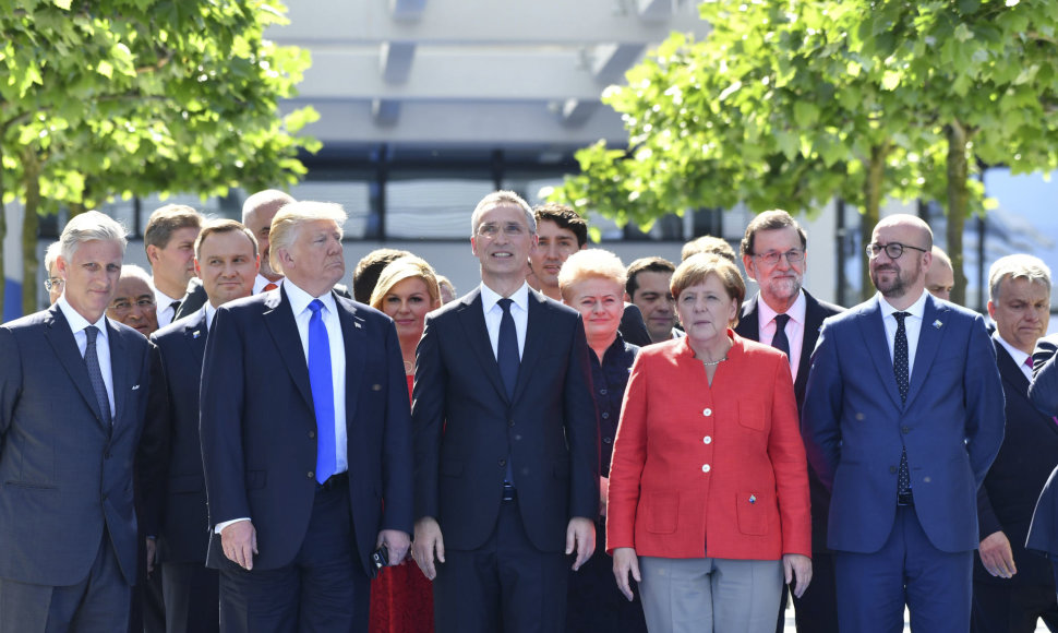 D.Trumpas Briuselyje tarp kitų NATO šalių lyderių