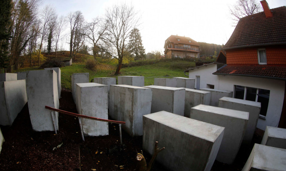 Paminklo Holokausto aukoms kopija prie radikalo namų Vokietijoje