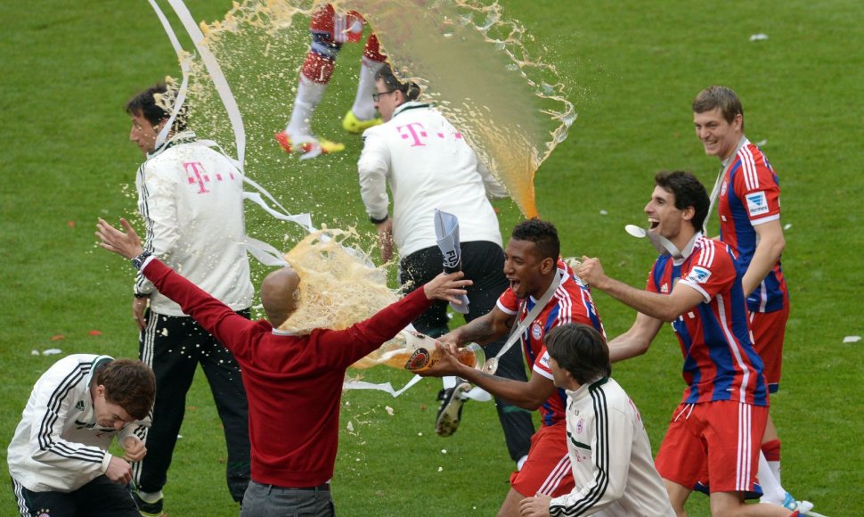 Miuncheno „Bayern“ klubo žaidėjai ir treneriai  švenčia pergalę Bundeslygos čempionate