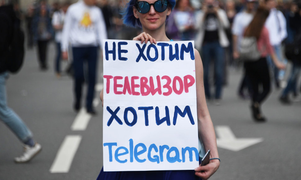 Mitinge iškeltas užrašas: „Nenorime televizoriaus, norime „Telegram“