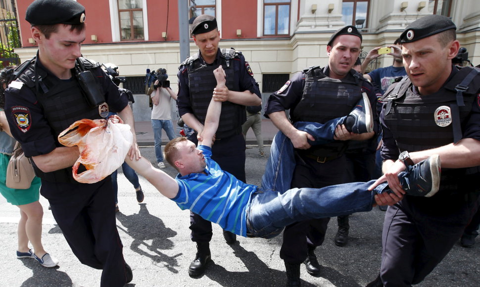 Maskvos policija sulaikė kelis nesankcionuotų gėjų eitynių dalyvius.