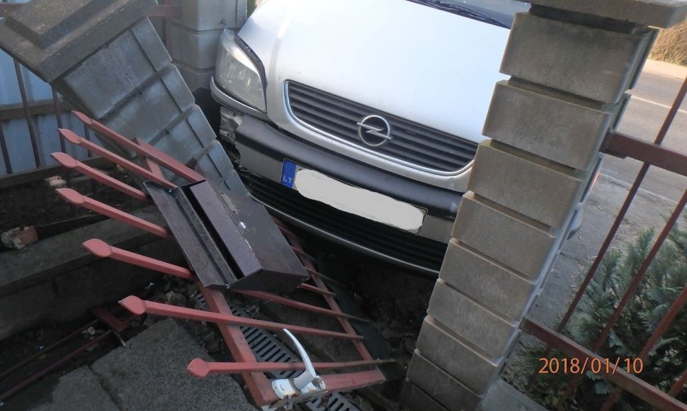 Kaune „Opel“ atsitrenkė į mūrinę namo tvorą