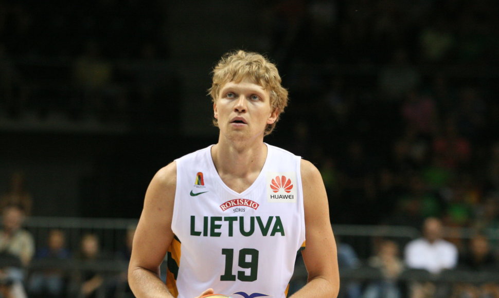 Lietuvos krepšinio rinktinė įveikė Latviją. Mindaugas Kuzminskas