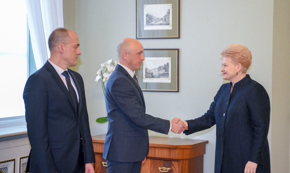 Dalia Grybauskaitė STT nebenorintį vadovauti Saulių Urbanavičių (viduryje) siūlo pakeisti Žydrūnu Bartkumi.
