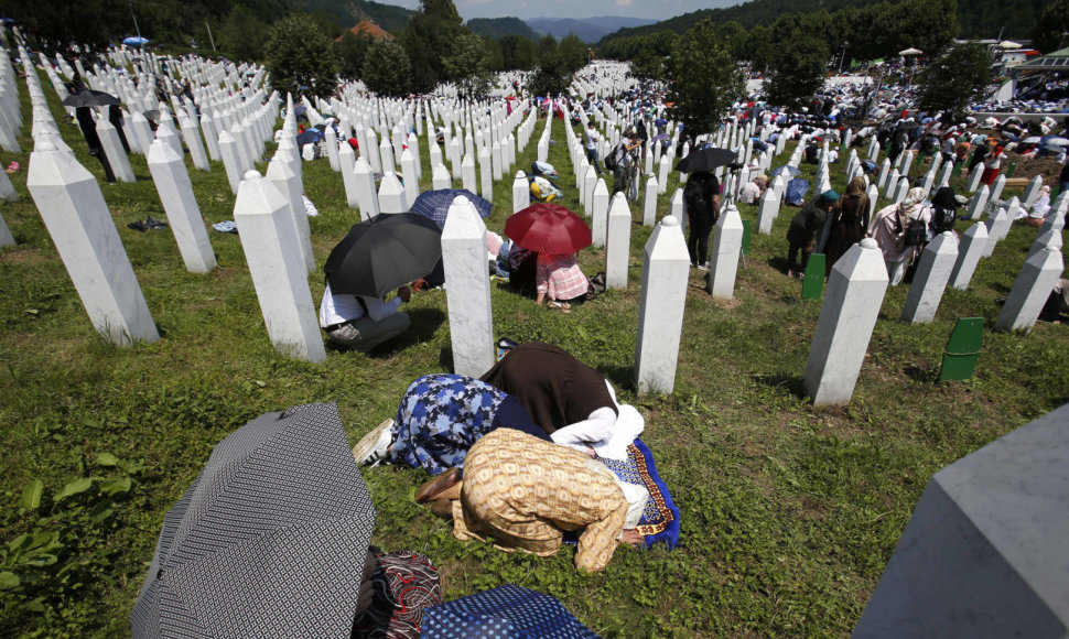 Bosnijos musulmonai laidoja dar 35 Srebrenicos žudynių aukas