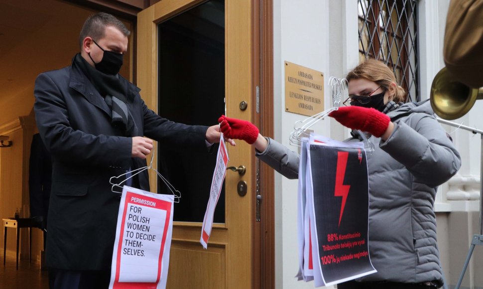 A. Dudos vizitą Lietuvoje moterų teisių gynėjai pasitiko protestais
