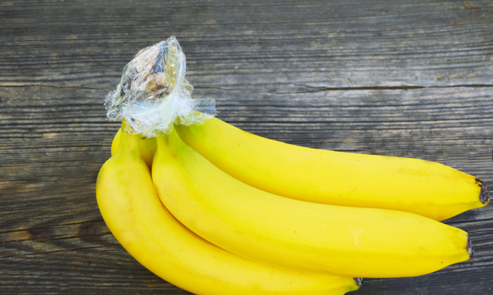 Bananai, apvynioti maistine plėvele