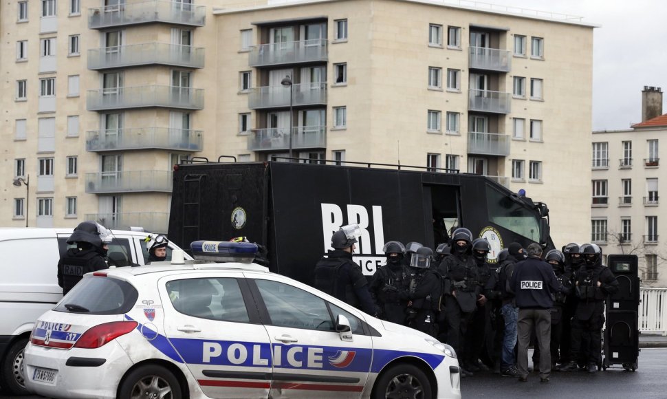 Policininkai netoli parduotuvės Paryžiuje, kurioje ginkluotas vyras laiko įkaitus.