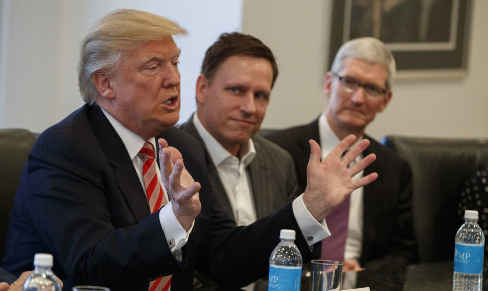 Donaldas Trumpas, „PayPal“ bendraįkūrėjis Peteris Thielis, „Apple“ vadovas Timas Cookas