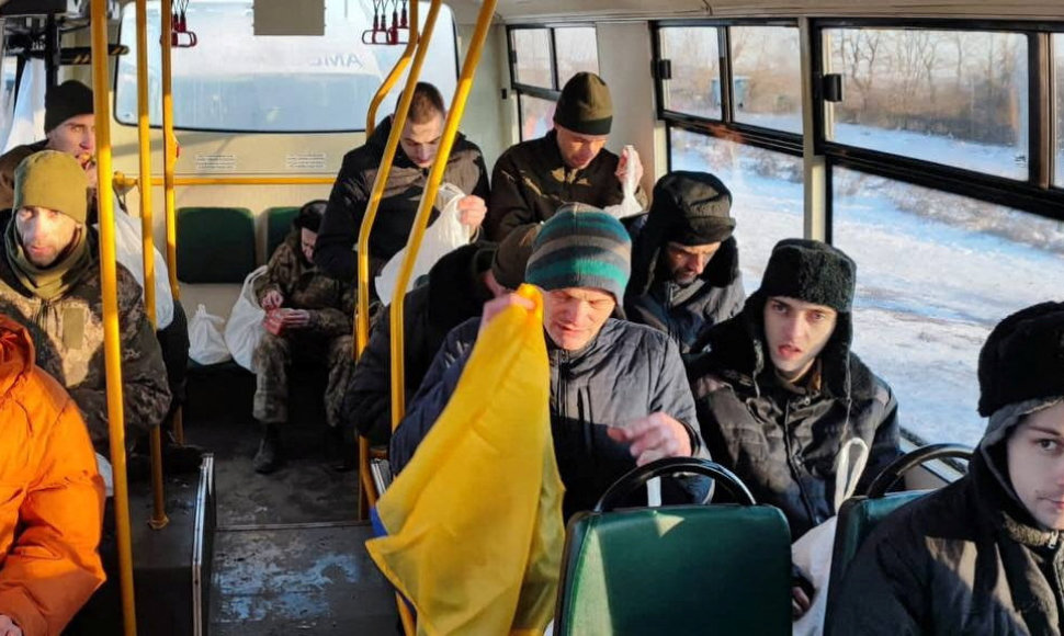 Po apsikeitimo kaliniais Ukrainos kareiviai autobuse giedojo valstybės himną