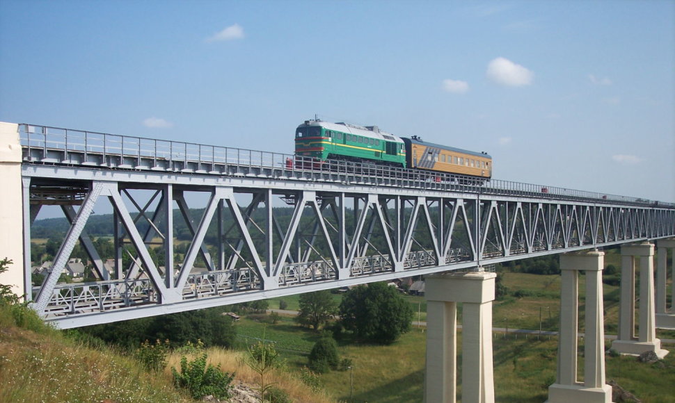 Turistinis traukinys vyksta Lyduvėnų tiltu
