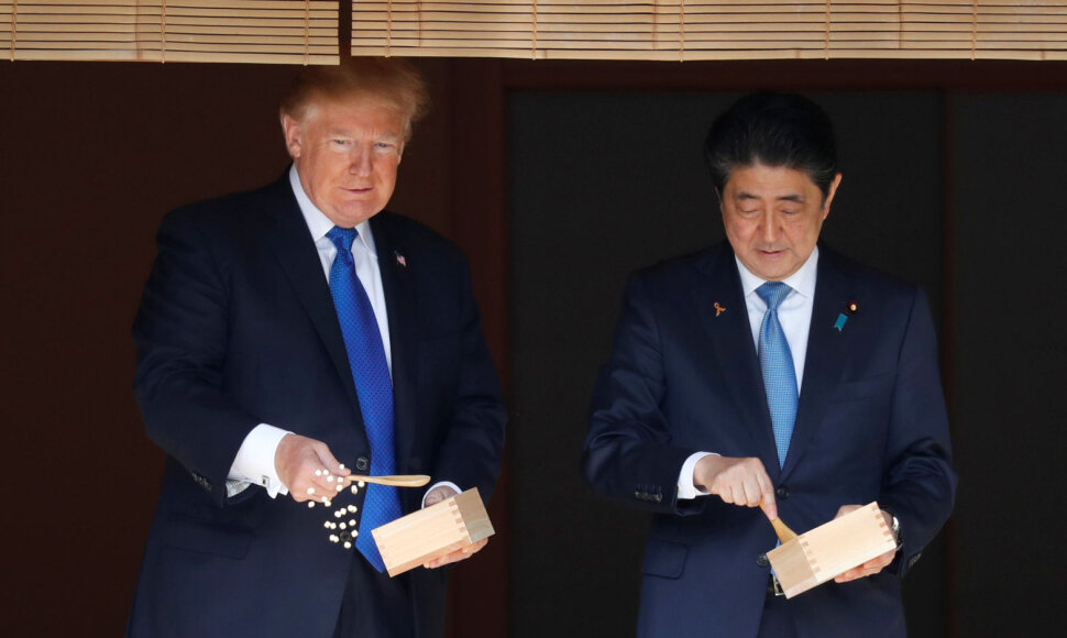 Donaldas Trumpas ir Shinzo Abe maitina karpius Japonijoje