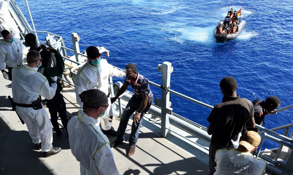 Migrantai laipinami į Vokietijos laivą