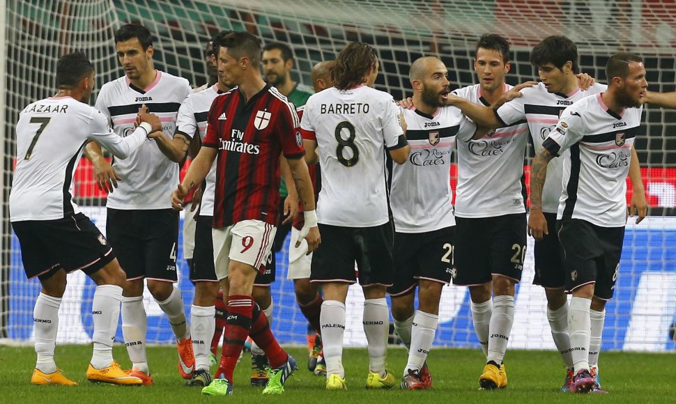 Fernando Torresas žiūri į besidžiaugiančius „Palermo“ žaidėjus