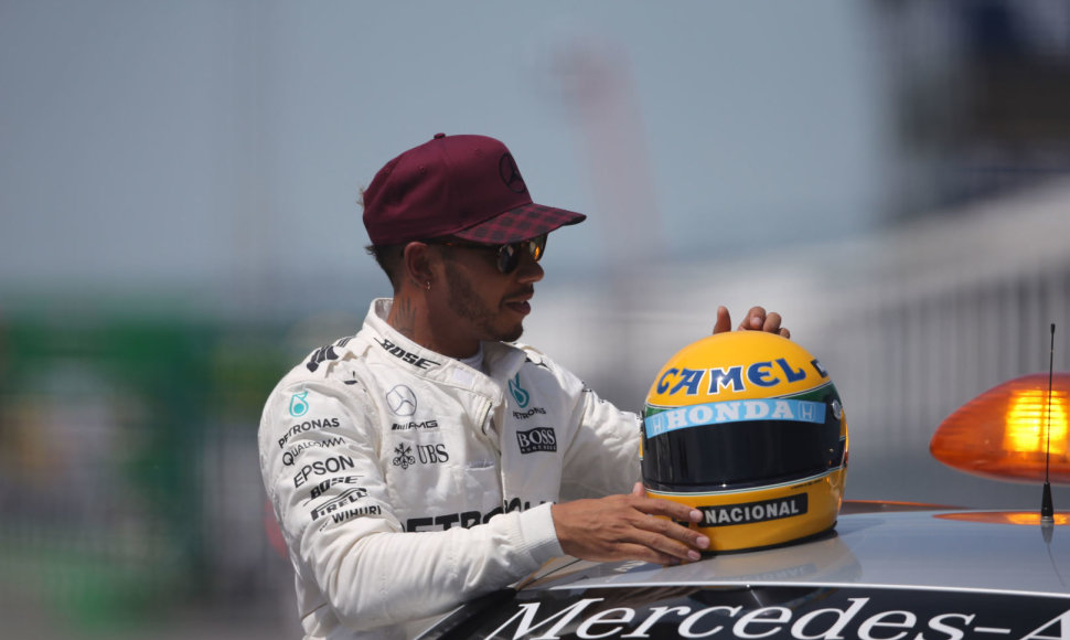 Lewisas Hamiltonas su Ayrtono Sennos šalmu