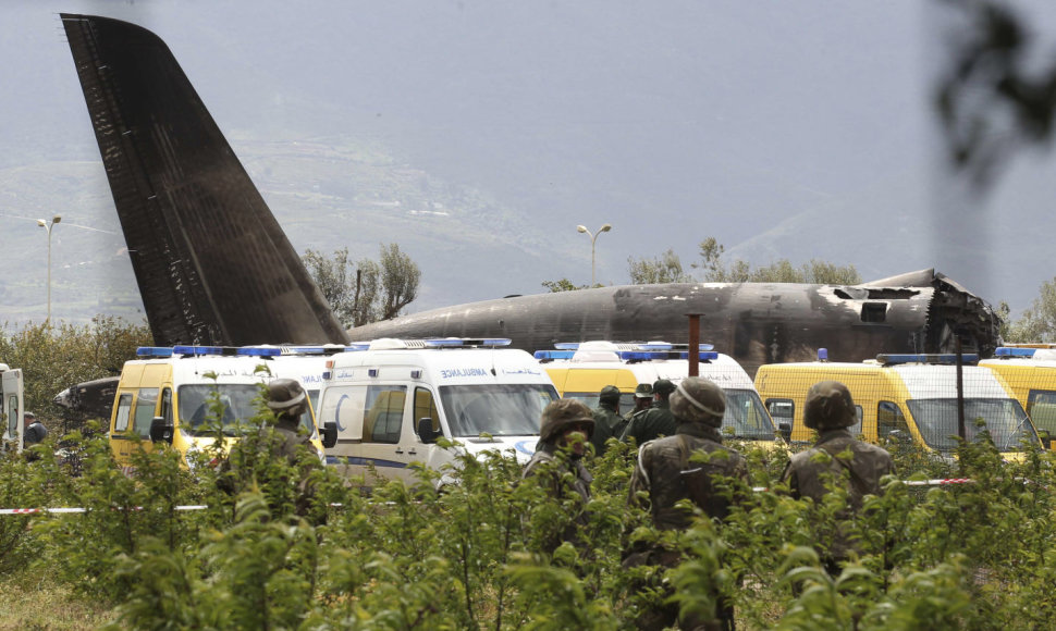 Alžyre sudužo kariuomenės transporto lėktuvas