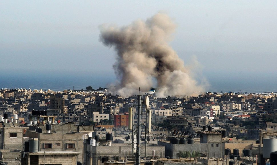 Dūmai Gazoje po Izraelio atakos