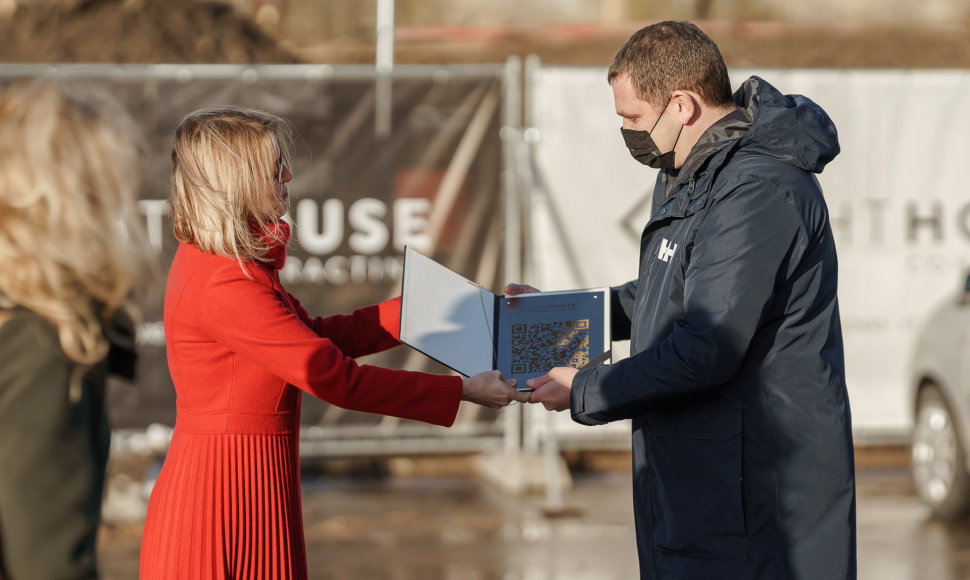 Klaipėdoje vystomo „Lighthouse“ skaitmeninių inovacijų centro (SIC) miestelis žengia į naują etapą – pradedamas statyti ir kitų metų rudenį, iškils skaitmeninių inovacijų centro atvirų verslui erdvių – prototipavimo laboratorijų 2,300 kv. m ploto pastatas. 