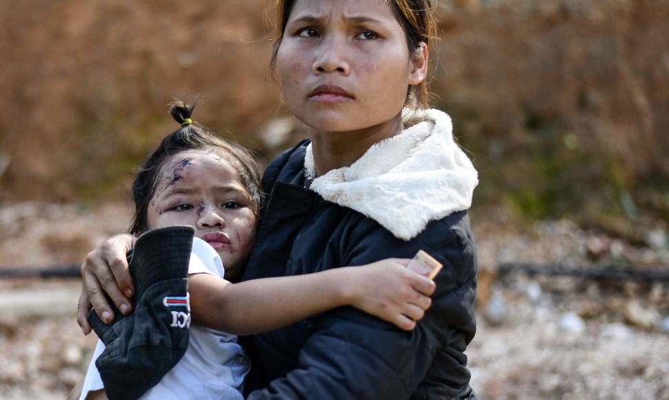 Taifūno padarinių sužalota vietnamietė ir jos mama