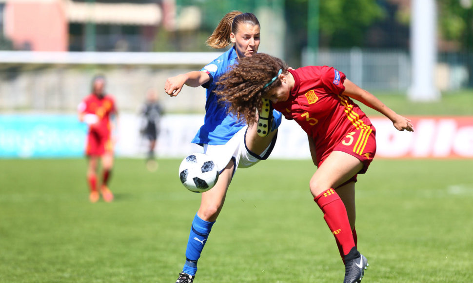  Sauliaus Čirbos nuotraukoje – moterų futbolo rungtynių akimirka.