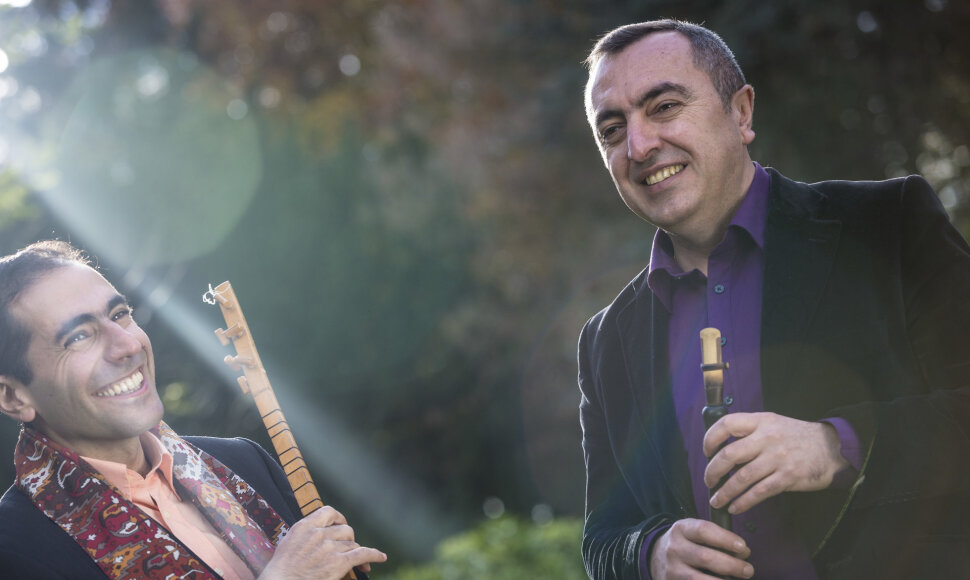 Tradicinio Armėnijos instrumento duduko meistras Vardan Hovanissian ir sazo žinovas Emre Gültekin iš Turkijos Lietuvos klausytojams pristatys savo pirmąjį bendrą albumą „Adana“