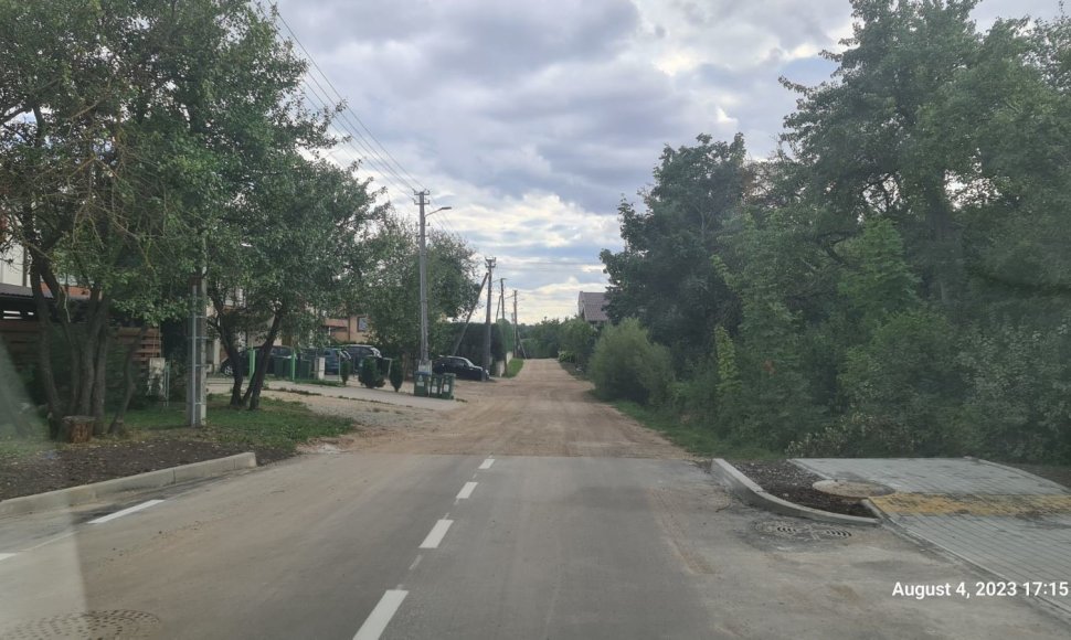 Dalis Akacijų gatvės Kaune asfaltuota, o kita dalis – žvyrkelis
