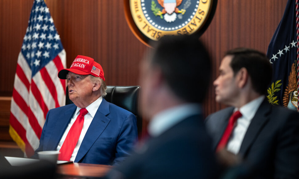 Donaldas Trumpas stebi JAV smūgius Irane