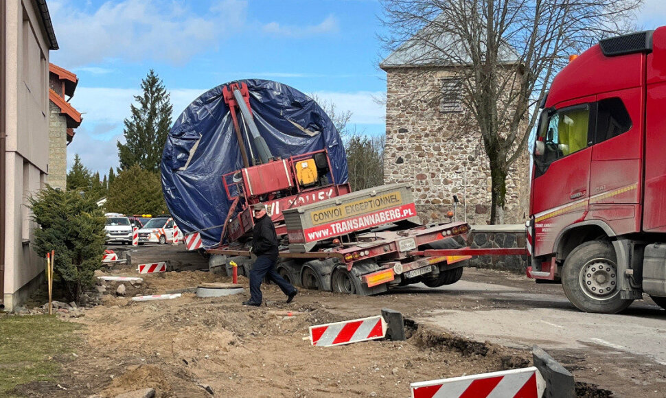 Veirvižėnuose nuo remontuojamo kelio nuvažiavo vilkikas su negabaritiniu kroviniu