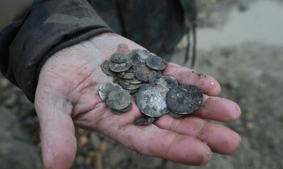 Vengrijos archeologai nusekus Dunojui aptiko monetų lobį.