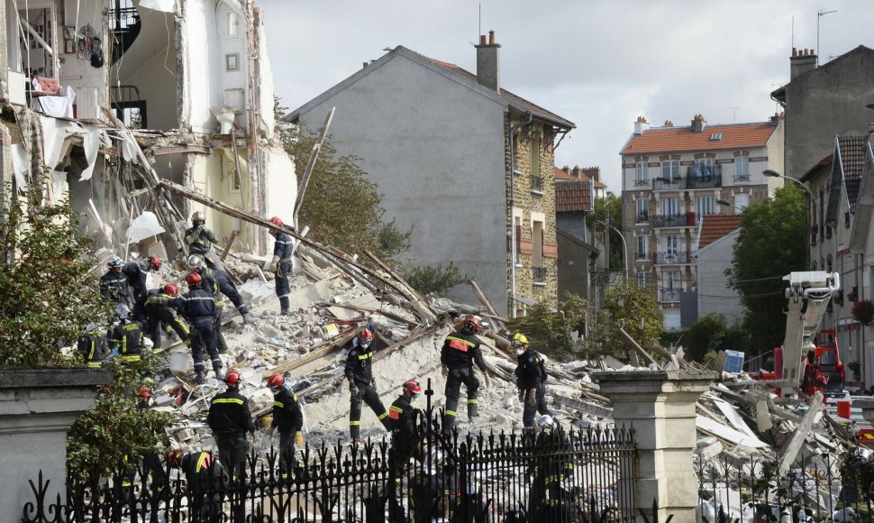 Paryžiaus priemiestyje sugriuvo keturių aukštų namas.