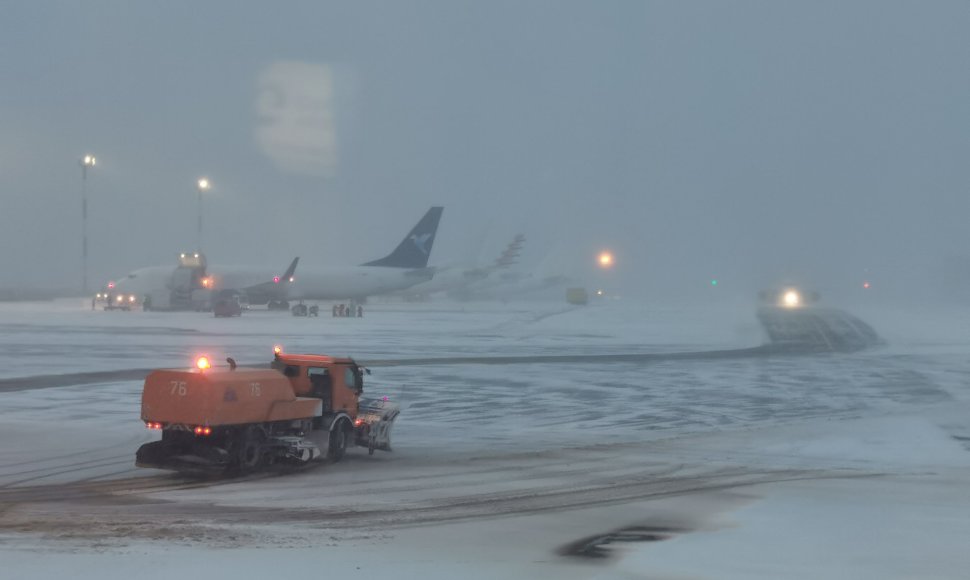Vilniaus oro uostą užpustė sniegas