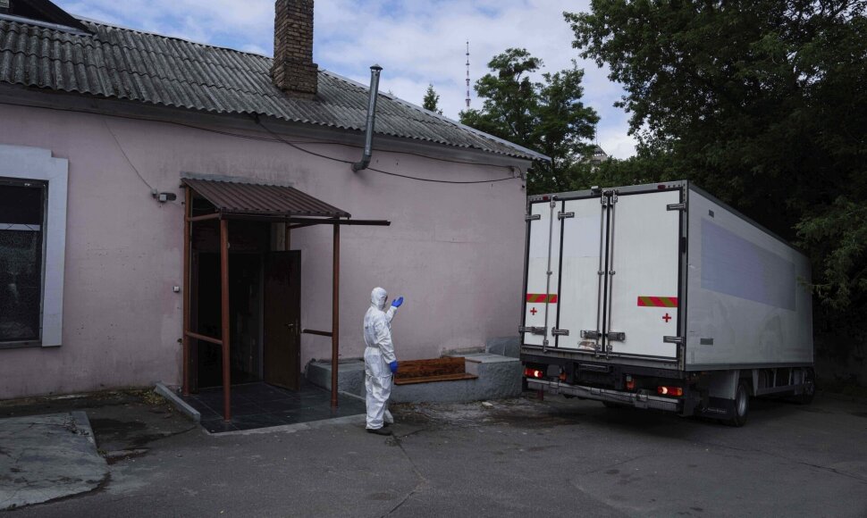 Kyjivas susigrąžino 1 000 žuvusių ukrainiečių karių palaikus / AP
