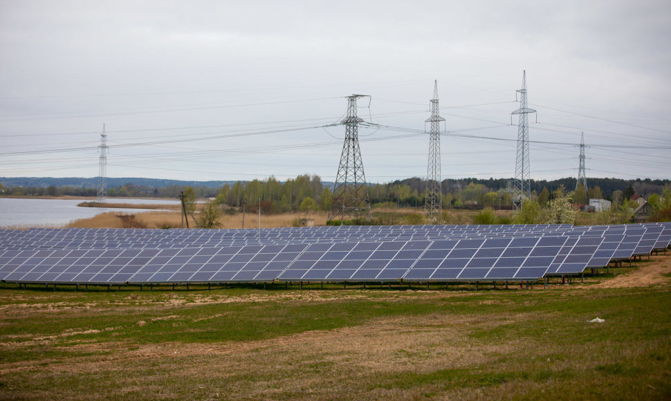 Šalia Elektrėnų trečiadienį atidaryta 1 MW saulės elektrinė