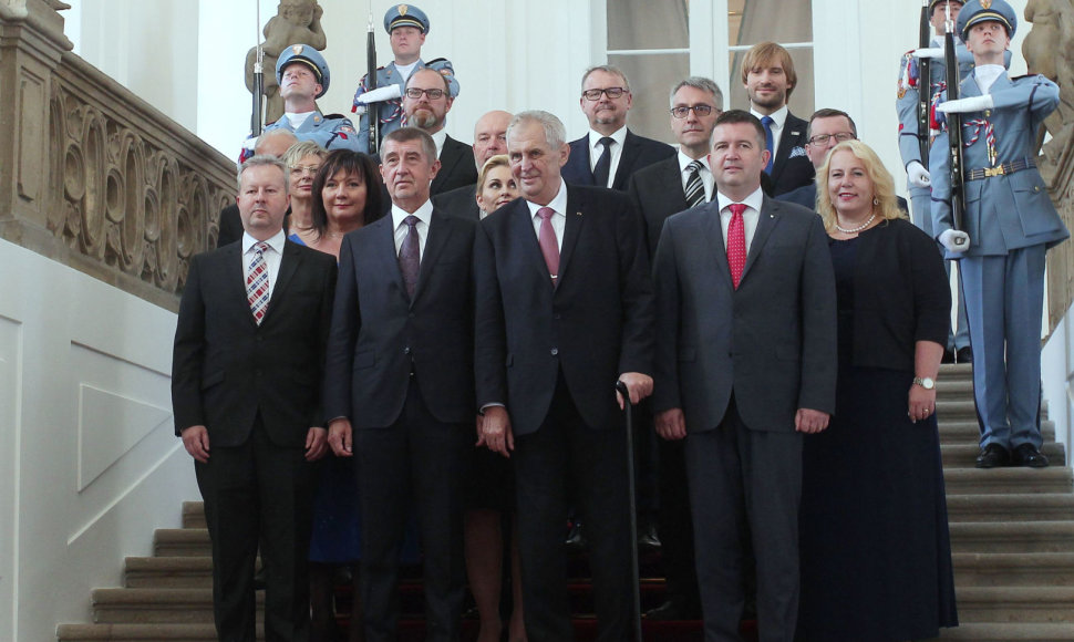 Čekijos prezidentas Milošas Zemanas (centre) su naująja Andrejaus Babišo (antras iš kairės) vyriausybe