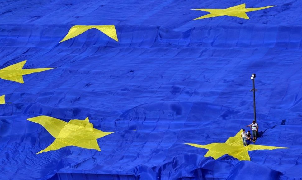 Didžiulė Europos Sąjungos vėliava prie Rumunijos parlamento 