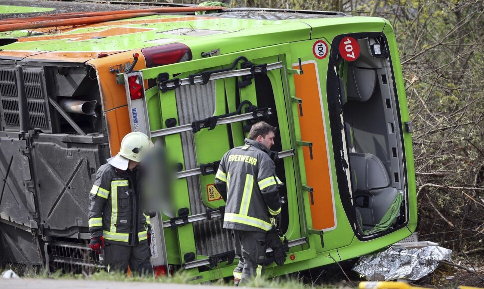 Vokietijoje greitkelyje apvirto &bdquo;Flixbus&ldquo; autobusas