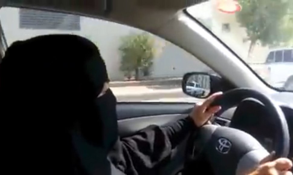 Moterys vairuotojos Saudo Arabijoje turi slėptis nuo policijos.