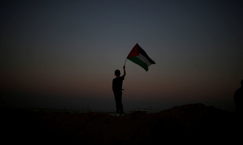 Berniukas su palestinečių vėliava per susirėmimus Gazos ruože