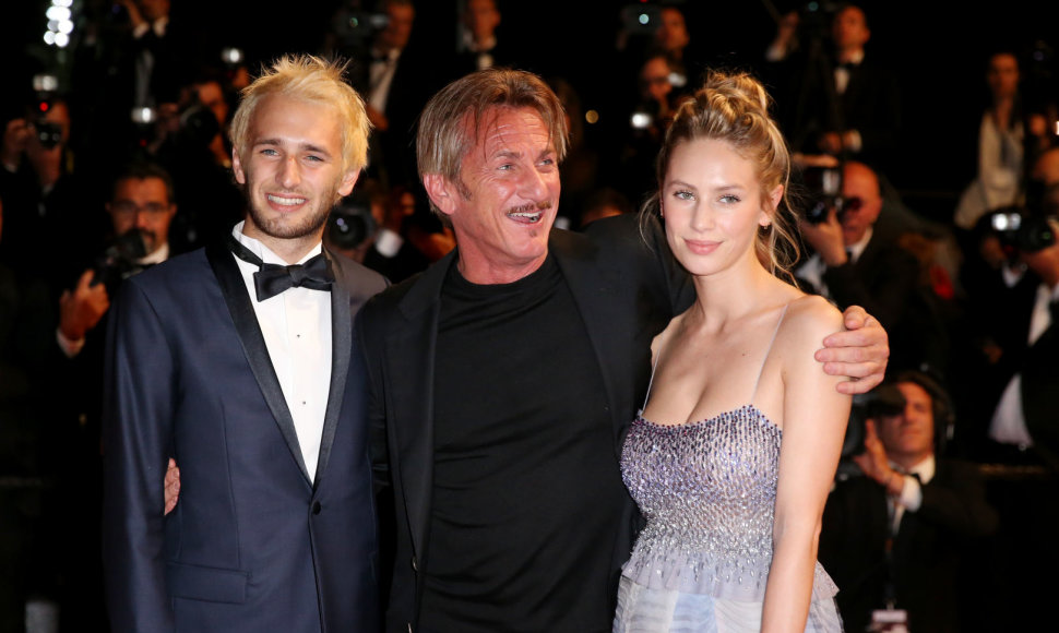 Seanas Pennas su sūnumi Hopperiu ir dukra Dylan