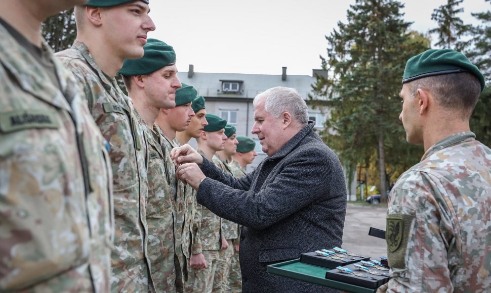 A.Anušauskas medaliais apdovanojo iš Irako grįžusius karius