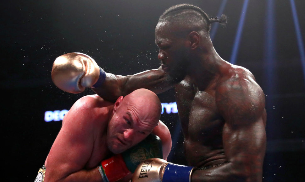 Tysonas Fury ir Deontay Wilderis kovojo ringe –  mačas baigėsi lygosiomis.