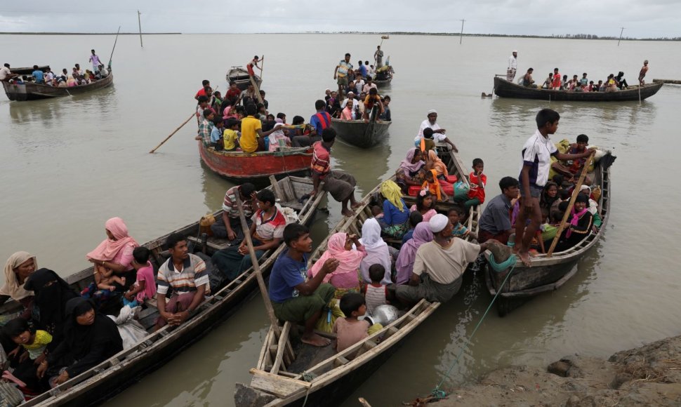 Iš Mianmaro bėgantys rohinjai Bangladešą bando pasiekti laivais