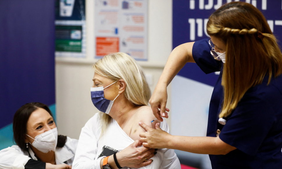 Izraelis patvirtino 4-ąją stiprinamąją COVID-19 vakcinos dozę pažeidžiamiausiems