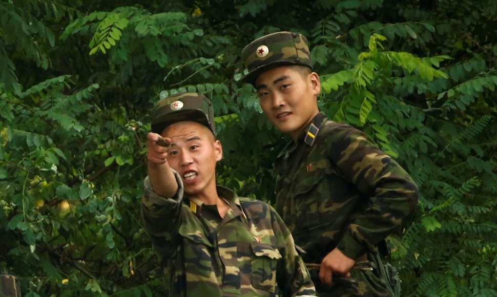 Šiaurės Korėjos kariai sargyboje