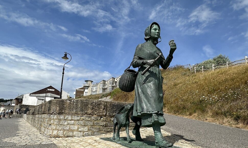 Mary skulptūra gimtajame Laim Ridžyje. Ir čia ji pavaizduota su i&scaron;tikimuoju &scaron;uneliu Tray.