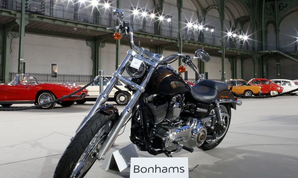 „Harley Davidson Dyna Super Glide“ su popiežiaus Pranciškaus parašu